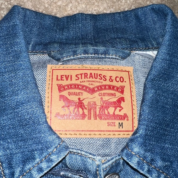 Womens Levi’s Jean Jacket !!! - Picture 2 of 4